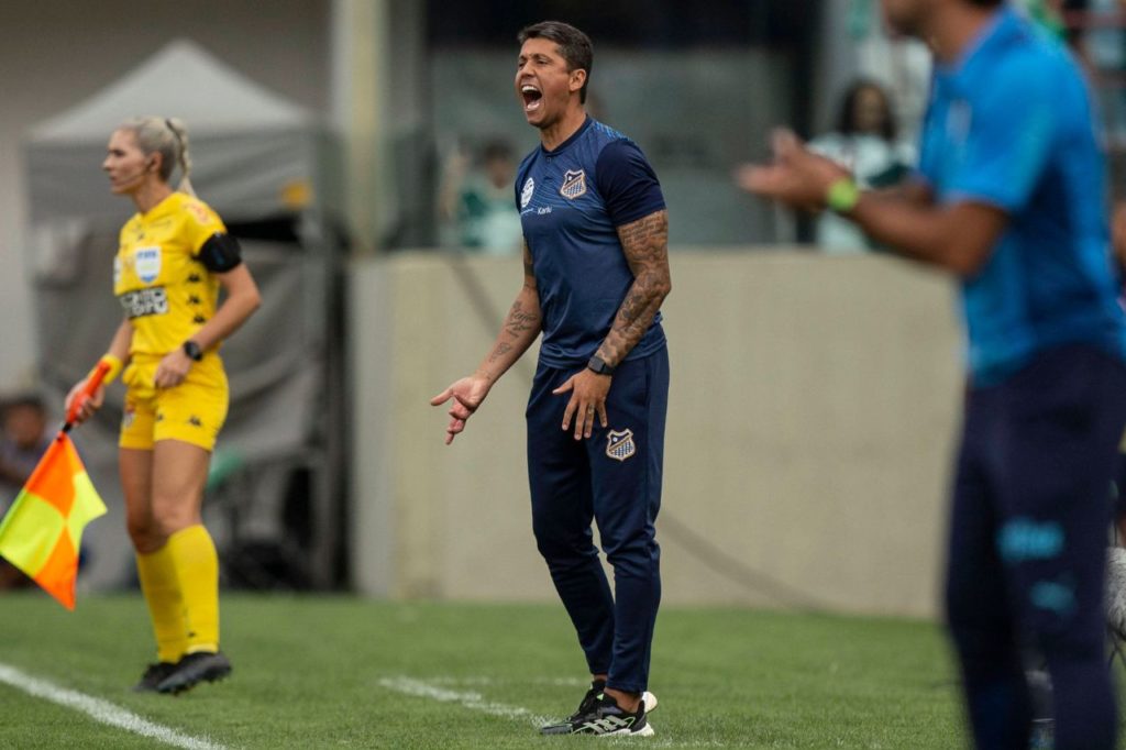 Thiago-Carpini-técnico-imago1027108840h Técnico Thiago Carpini, que está acertado com o São Paulo, na beira do campo