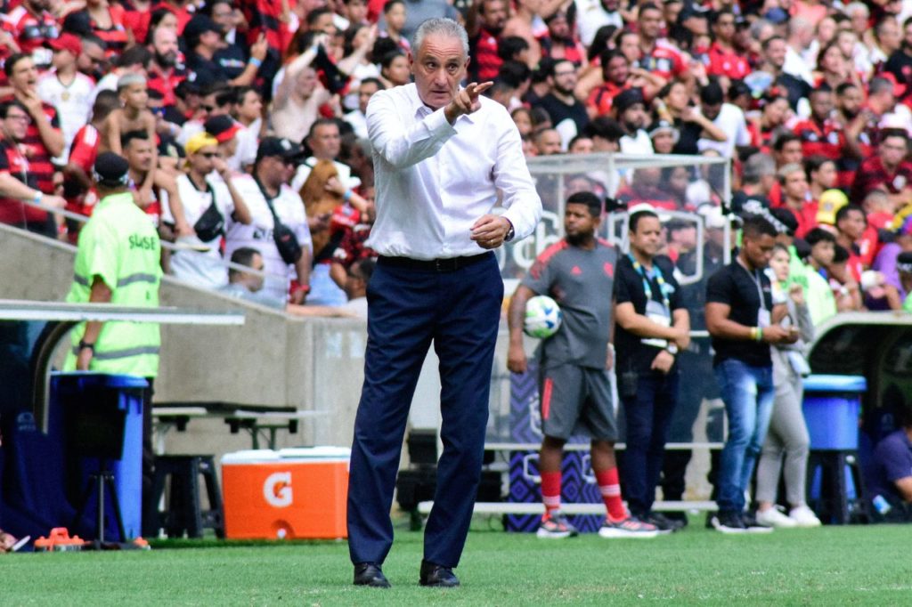 Tite-Flamengo-técnico-jogo-imago1037634622h Técnico Tite no comando do Flamengo na beira do campo