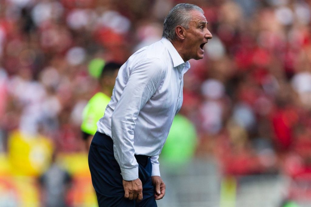 Treinador Tite orientando o time do Flamengo à beira do campo