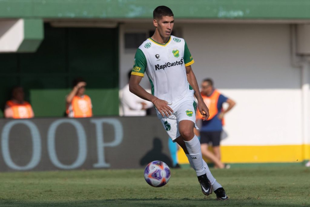 Tomas-Cardona-Defensa-y-Justicia-jogo-imago102427778h Zagueiro Tomás Cardona, reforço do Fortaleza, em jogo do Defensa y Justicia