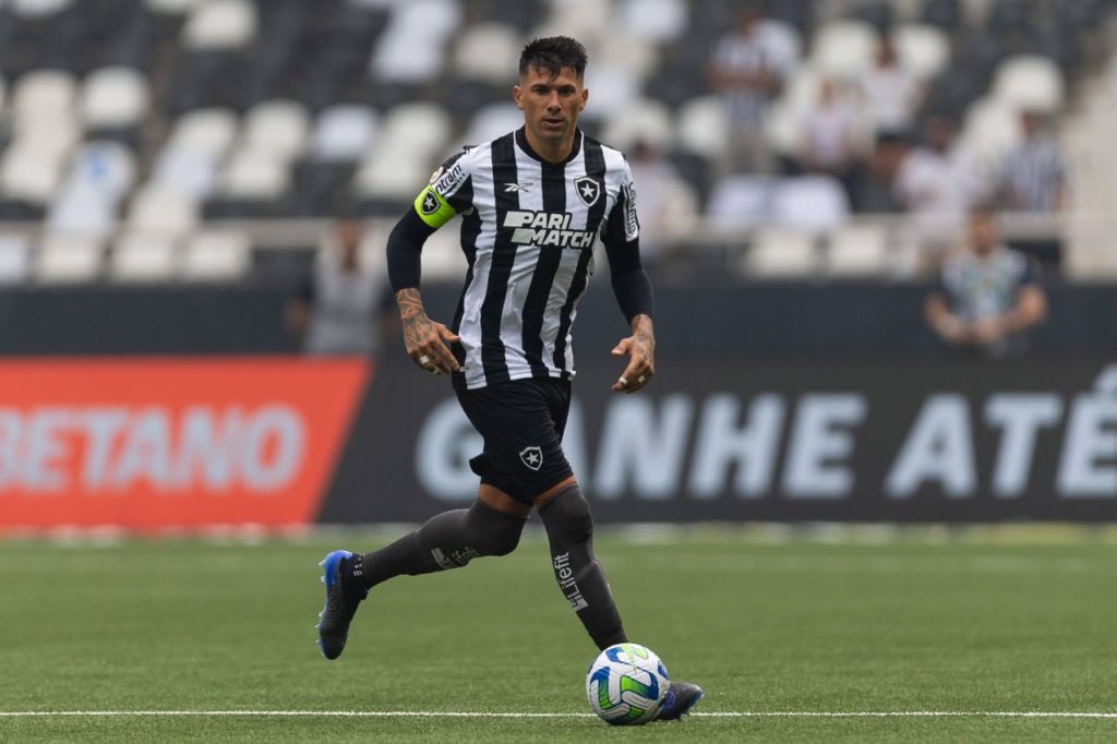 Victor-Cuesta-Botafogo-jogo-imago1037369708h Zagueiro Victor Cuesta em jogo do Botafogo