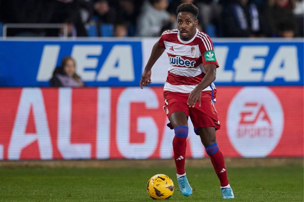 Wilson-Manafá-Granada-jogo-imago1037276727h Lateral Wilson Manafá em ação pelo Granada, da Espanha