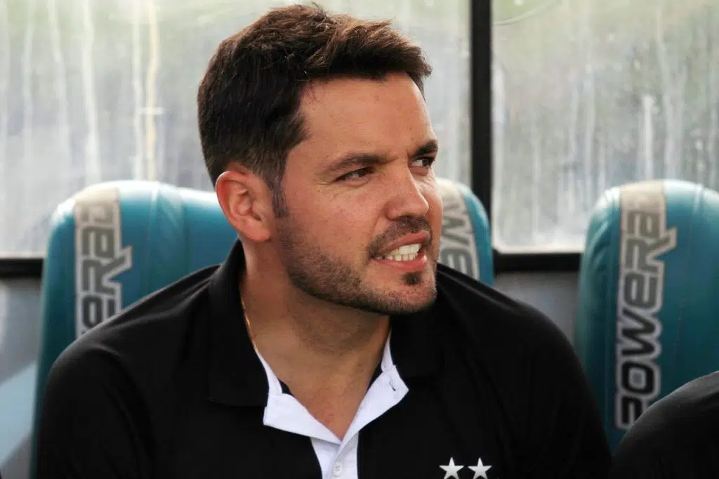 Nicolás Larcamón, do Cruzeiro, sorri durante uma partida antes de sua chegada ao clube mineiro.