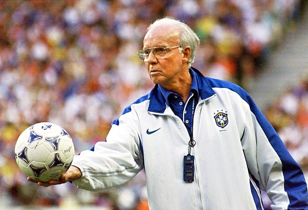 Zagallo-Brasil-Jogo-imago0383780326h Zagallo, do Brasil, segura a bola para colocar de volta em jogo durante uma partida da Seleção na Copa de 98.