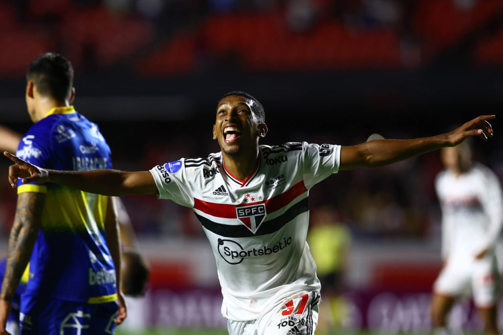 Talles-Costa-São-Paulo-Jogo-imago1011304433h Talles Costa, do São Paulo, comemora um dos gols pelo profissional nesta temporada.