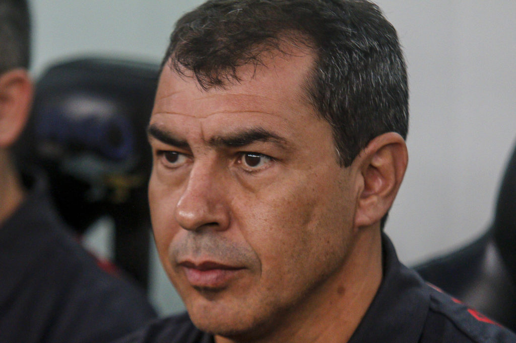 Fábio-Carille-Santos-Jogo-imago1011394616h Fábio Carille, do Santos, observa o campo de jogo em uma das partidas do time.