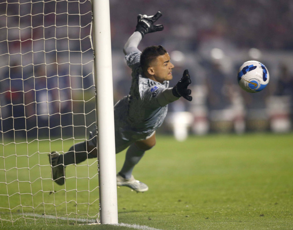 Felipe-Alves-São-Paulo-Jogo-imago1014503209h Felipe Alves, do São Paulo, se estica todo para realizar uma defesa durante partida do time paulista.