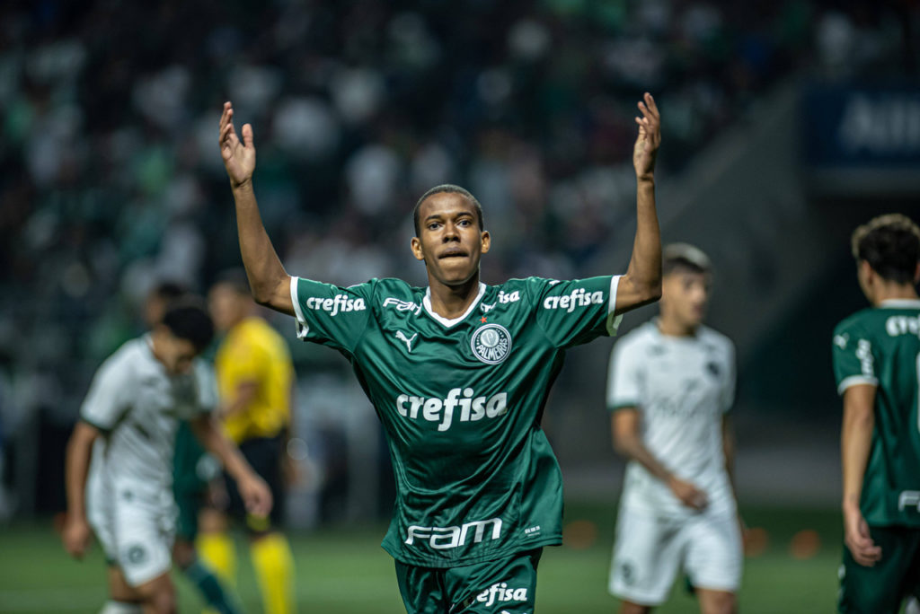 Estevão-Palmeiras-Jogo-imago1022615948h Estevão, do Palmeiras, comemora um dos gols que a equipe marcou durante um confronto.