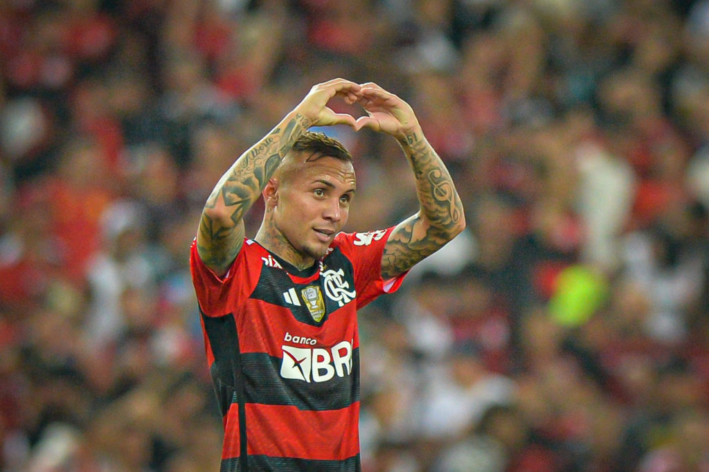 Cebolinha-Flamengo-Jogo-imago1028825393h Cebolinha, do Flamengo, faz gesto para a torcida em uma das partidas nas quais marcou pelo time.