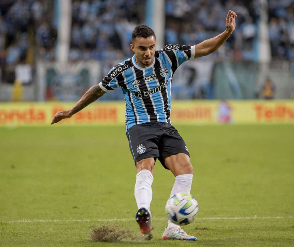 Fábio, do Grêmio, chuta a bola durante um jogo do time na temporada.