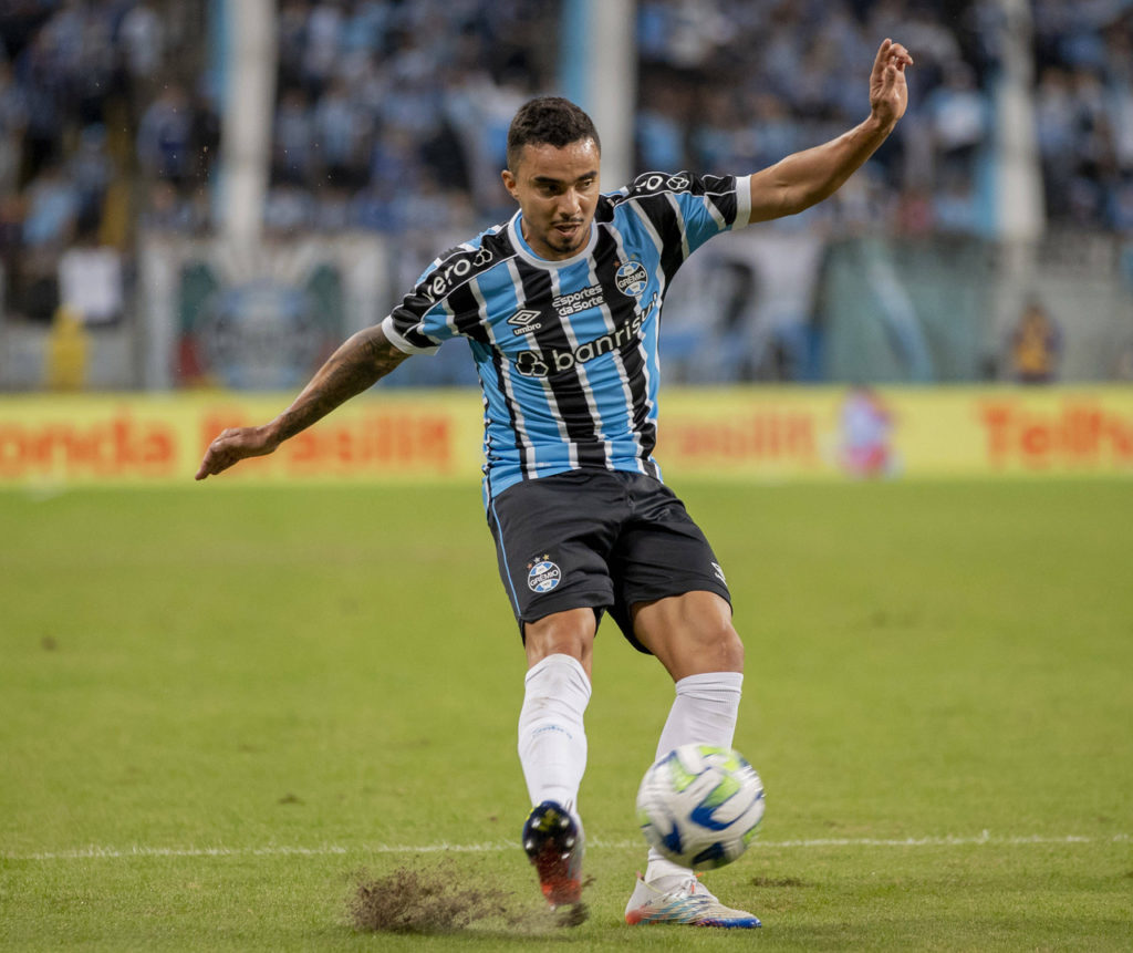 Fábio-Grêmio-Jogo-imago1030027506h Fábio, do Grêmio, chuta a bola durante um jogo do time na temporada.