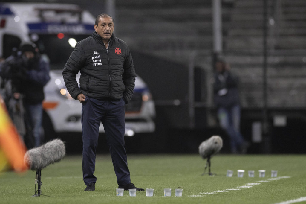 Ramón-Díaz-Vasco-Jogo-imago1032690993h Ramón Díaz, do Vasco, observa o time em campo durante duelo na temporada.