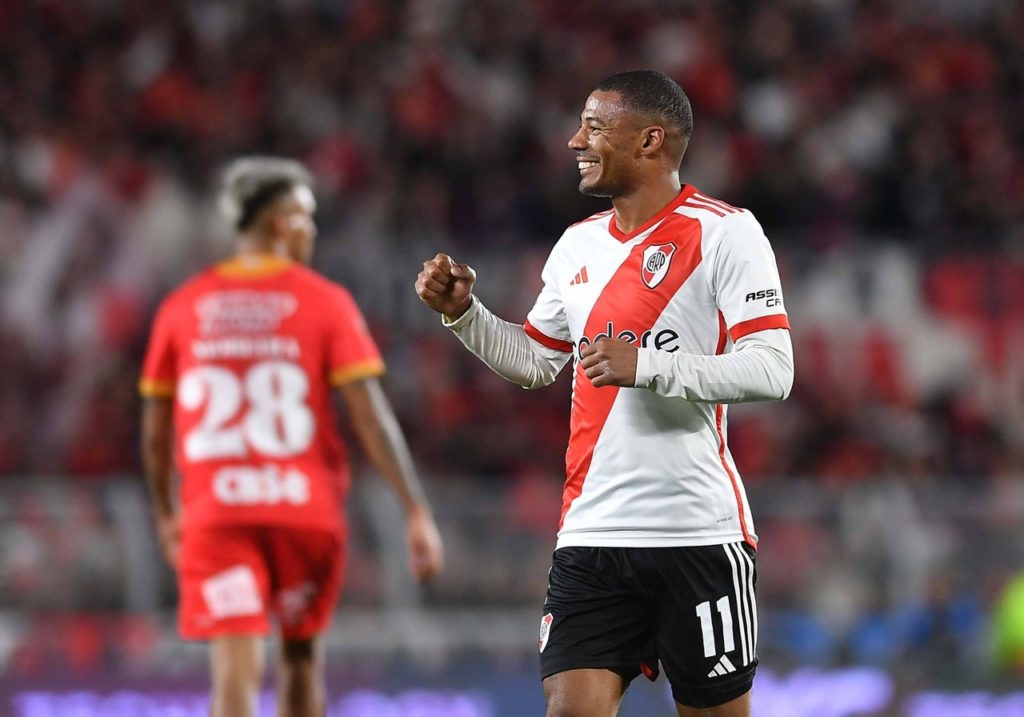 De-La-Cruz-River-Plate-Jogo-imago1034552726h (1) De La Cruz, meio-campista, sorri em uma das últimas partidas pelo River Plate.