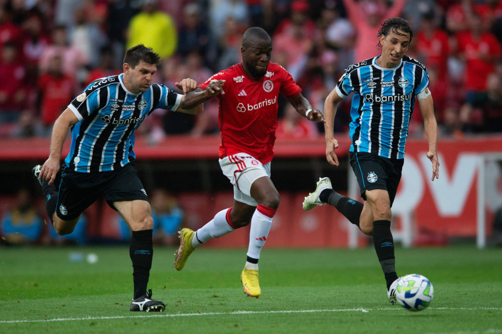 Knnemann-Geromel-Grêmio-Jogo-imago1035377586h Kannemann e Geromel, do Grêmio, correm para desarmar Enner Valencia, do Inter.