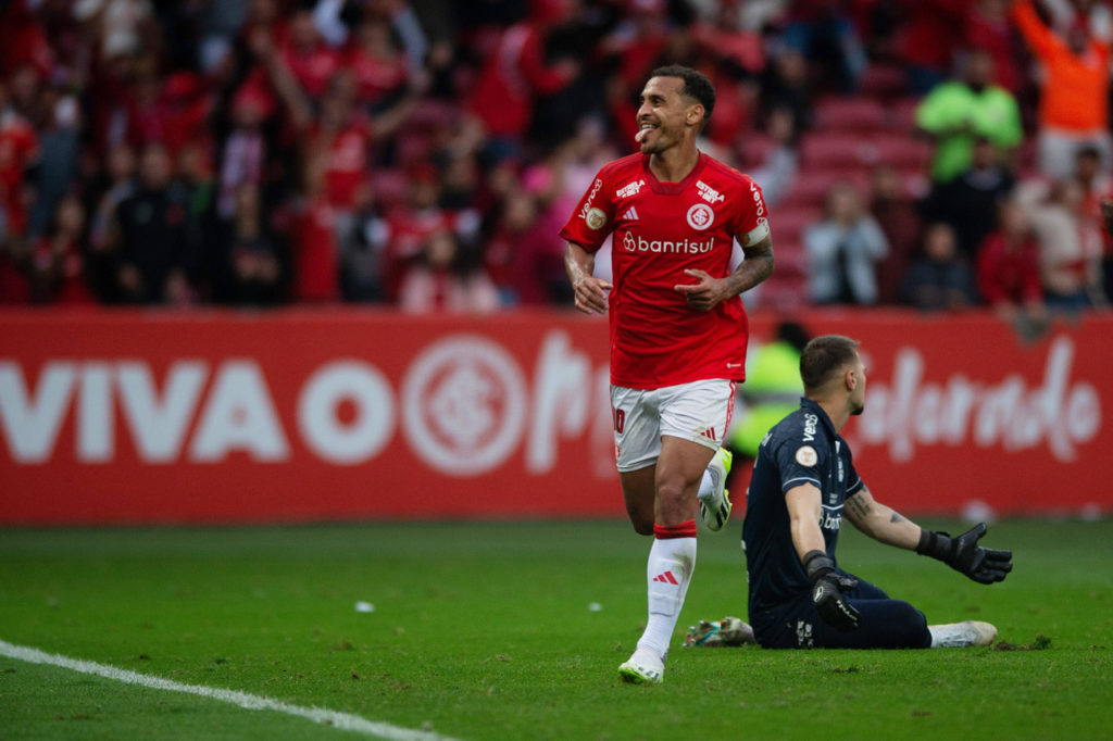 Alan-Patrick-Internacional-Jogo-imago1035380257h Alan Patrick, do Internacional, comemora um gol da equipe em um clássico contra o Grêmio no Brasileirão de 2023.