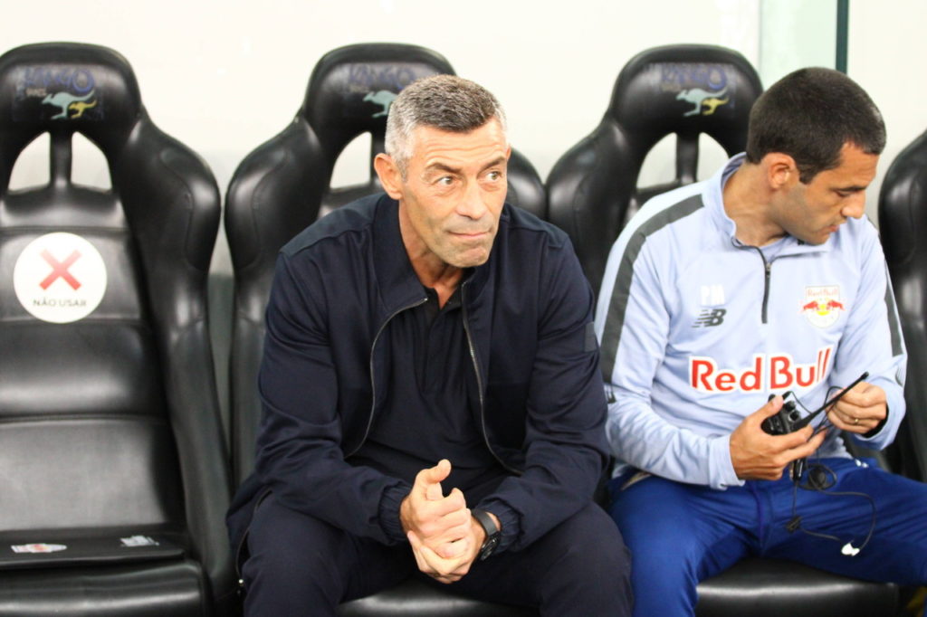 Pedro Caixinha, do Red Bull Bragantino, espera o início de uma partida do time na temporada.