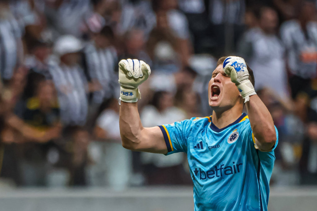 Rafael Cabral, do Cruzeiro, comemora um gol marcado pelo time na temporada.