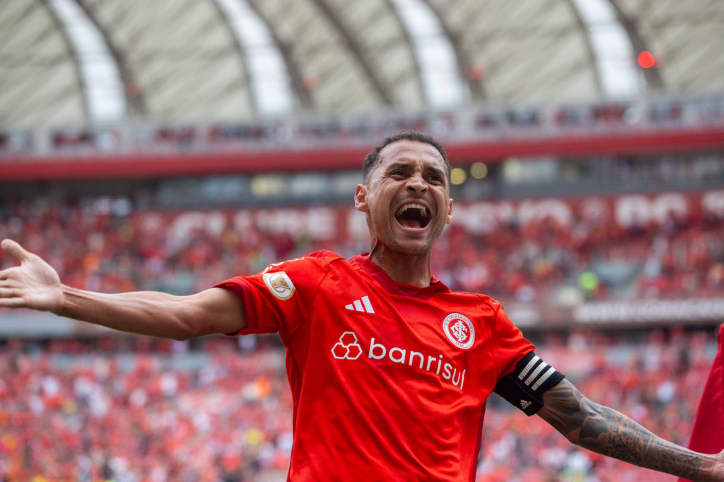 Alan-Patrick-Internacional-Jogo-imago1036101521h Alan Patrick, do Internacional, comemora um gol com a torcida do clube no Beira-Rio.
