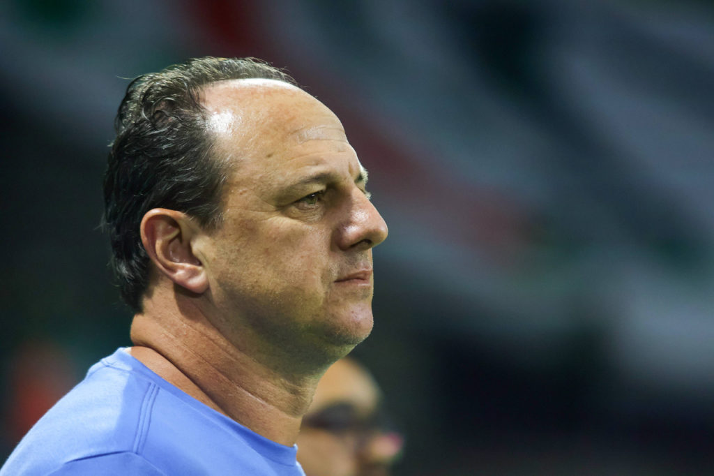 Rogério Ceni, do Bahia, observa o time enquanto a partida acontece na temporada do futebol brasileiro.