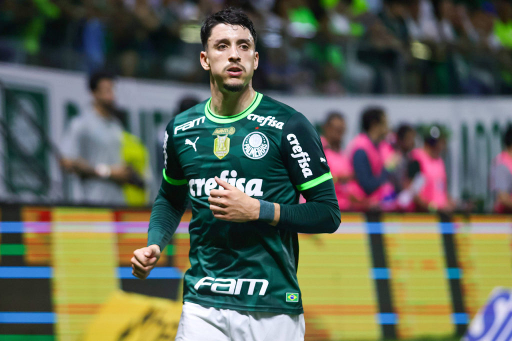 Piquerez, do Palmeiras, corre em um dos jogos da equipe na temporada de 2023.
