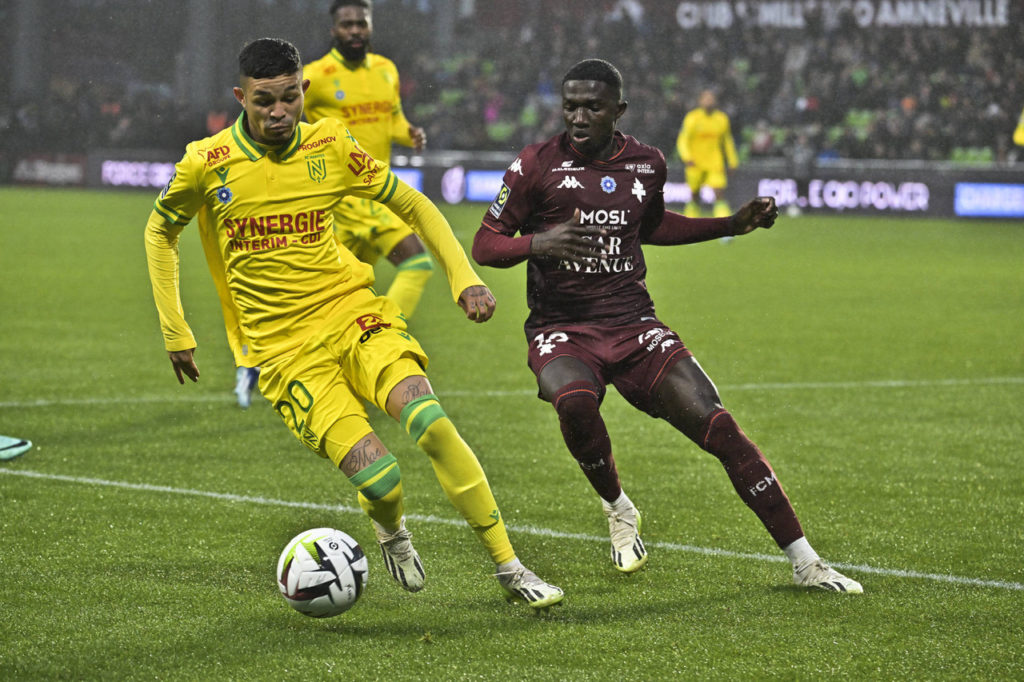 Adson-Nantes-França-imago1036937835h Adson, do Nantes, tenta tirar a marcação em um jogo da Ligue 1, na França.