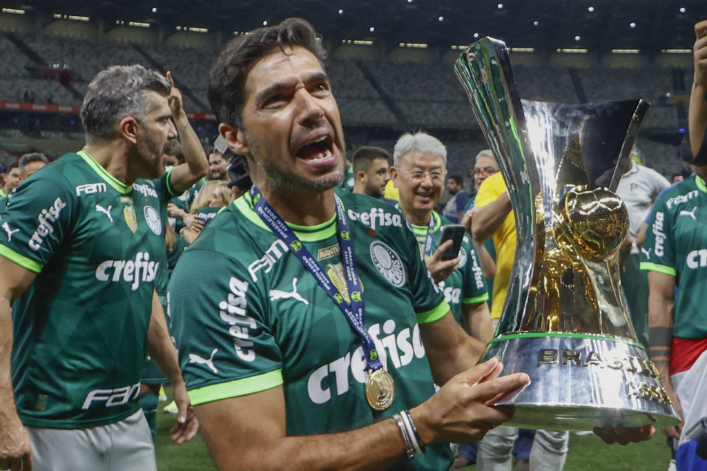Abel-Ferreira-Palmeiras-Jogo-imago1037744152h Abel Ferreira, do Palmeiras, ergue a taça de campeão brasileiro, no Mineirão, em Belo Horizonte.