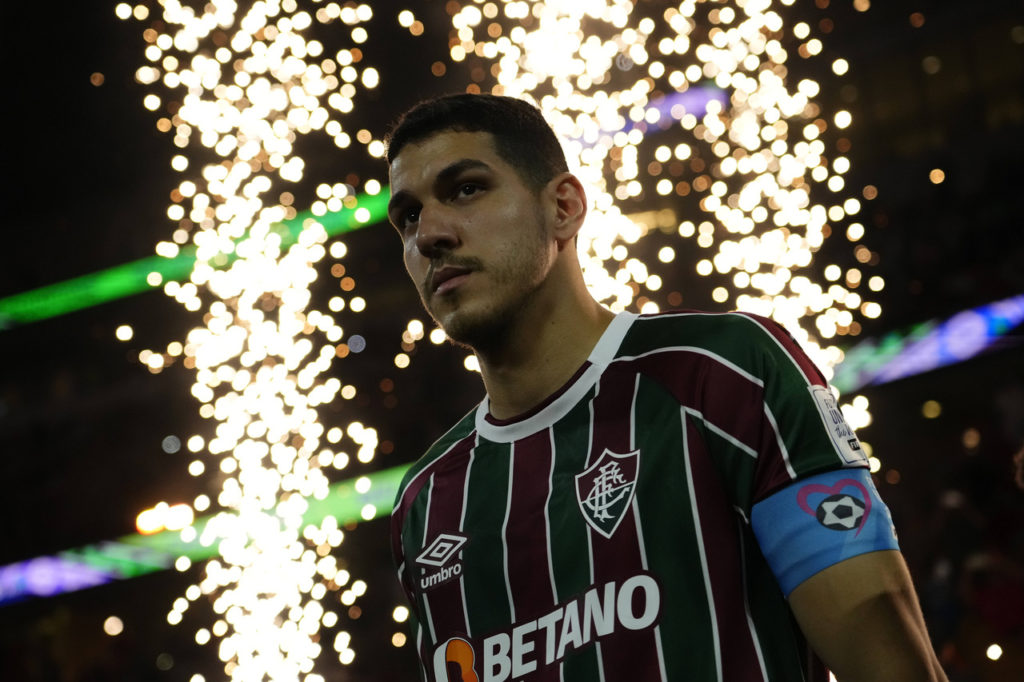 Nino-Fluminense-Jogo-imago1038182376h Nino, zagueiro do Fluminense, entra em campo para decidir o Mundial de Clubes contra o Manchester City.