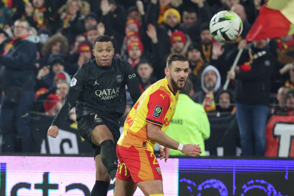 Mbappé-PSG-Jogo-imago1038935204h Mbappé, do PSG, disputa a bola em um jogo do Campeonato Francês.