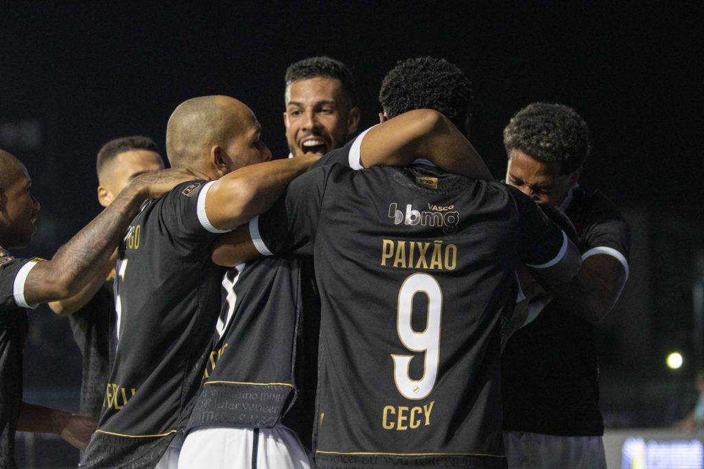 Time-Vasco-Jogo-imago1039142473h Time do Vasco abraçado após um gol marcado na estreia do Campeonato Carioca de 2024.