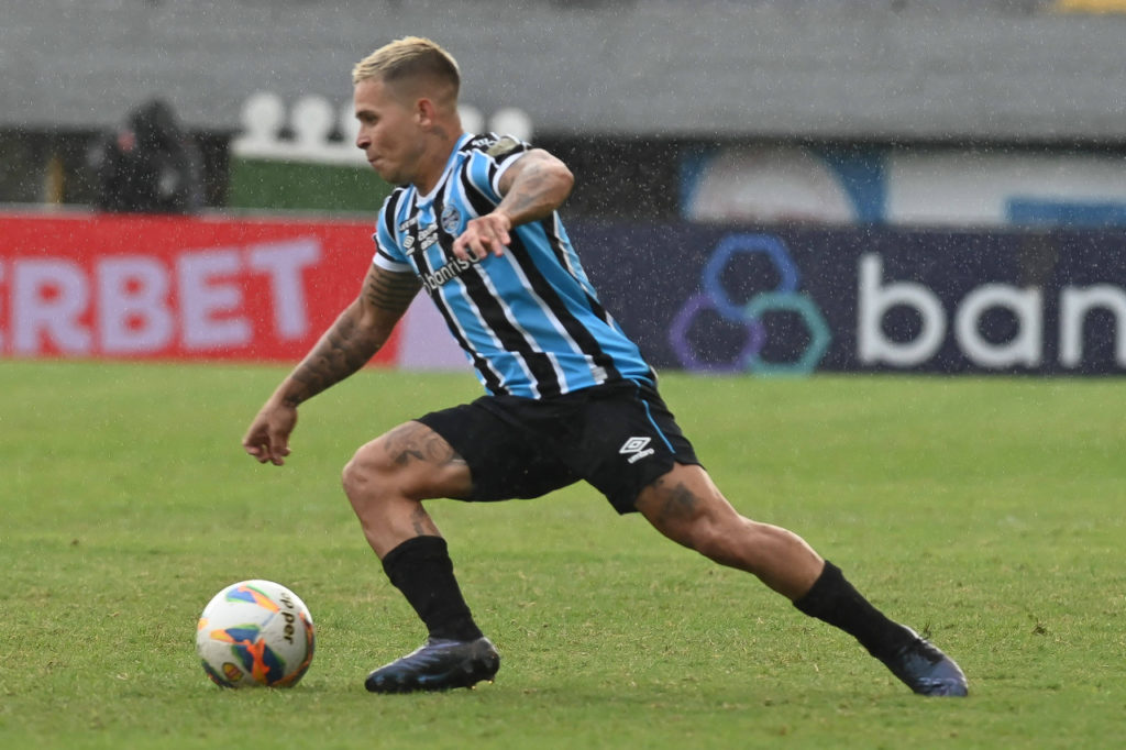 Soteldo, do Grêmio, fica com a bola dominada em um jogo pelo clube gaúcho.