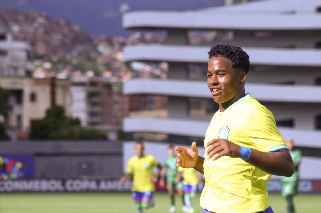 Endrick, do Brasil, comemora o gol da vitória do Brasil sobre a Bolívia no Pré-Olímpico de Caracas.