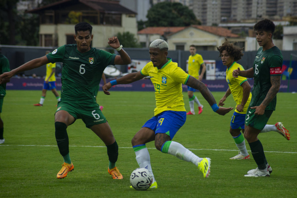 John-Kennedy-Brasil-Jogo-imago1039443606h John Kennedy, do Brasil, prepara um chute ao gol da Colômbia no Pré-Olímpico de Caracas