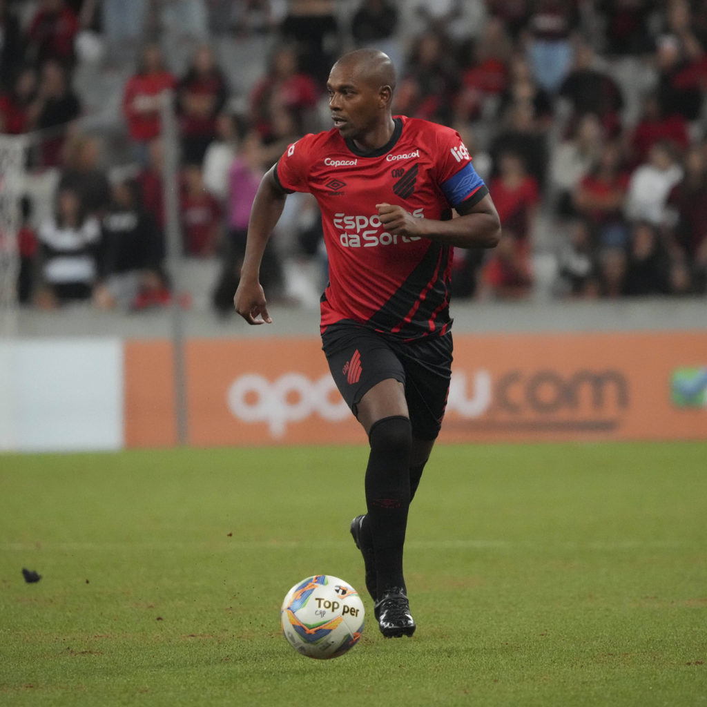 Fernandinho-Athletico-Jogo-imago1039472213h Fernandinho, do Athletico, conduz a bola em um dos jogos do time na temporada.