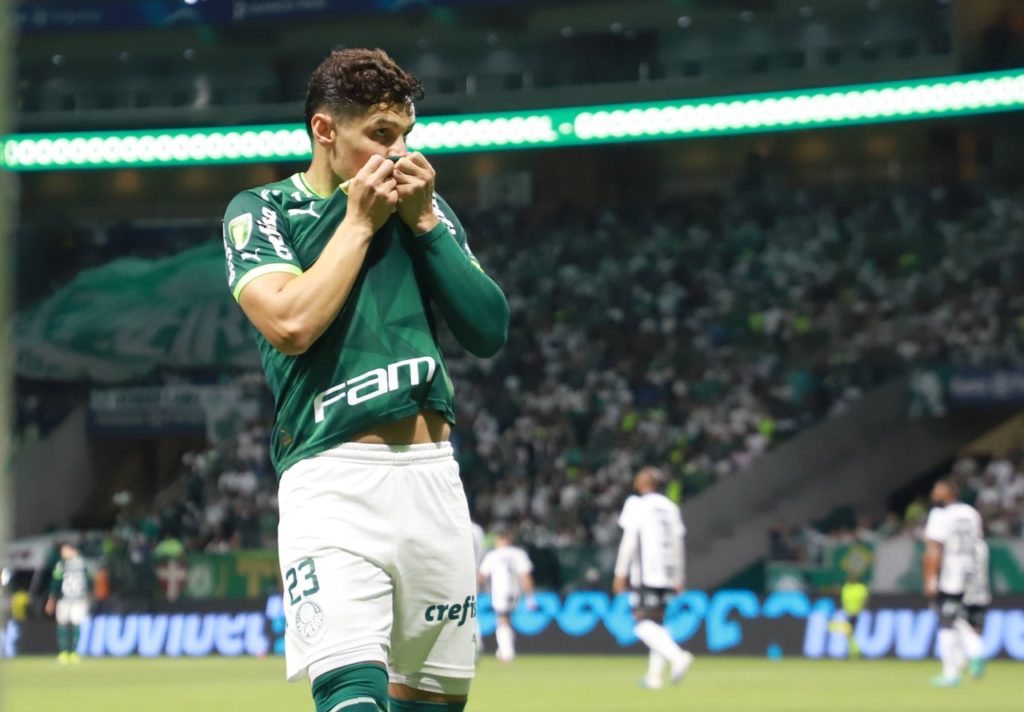 Raphael-Veiga-Palmeiras-Jogo-imago1039473476h Raphael Veiga, do Palmeiras, beija a camisa após marcar mais um gol pelo clube.