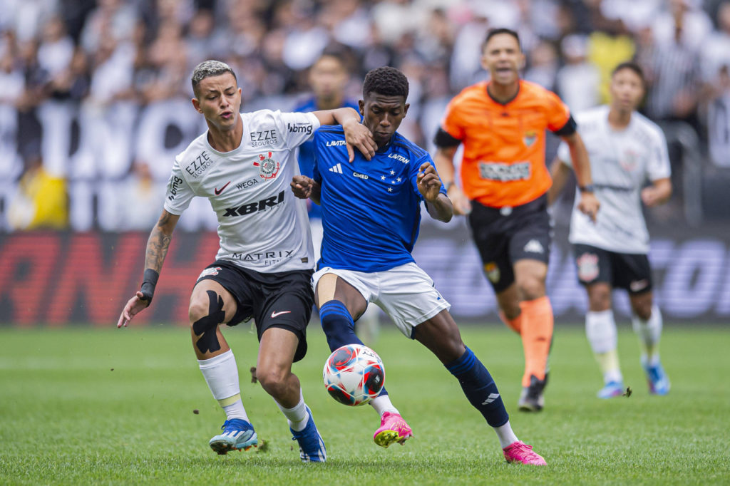 Kayke, do Corinthians, disputa a bola com um jogador do Cruzeiro na decisão da Copa São Paulo de Futebol Júnior.