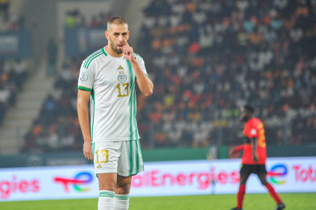 Slimani-Argélia-Jogo-imago1039554612h Slimani, da Argélia, com a camisa da seleção de seu país em um dos jogos da Copa Africana de Nações.