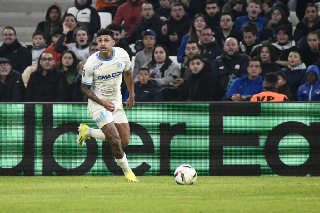 Luis Henrique, do Olympique, conduz a bola em uma partida do clube pela temporada francesa.