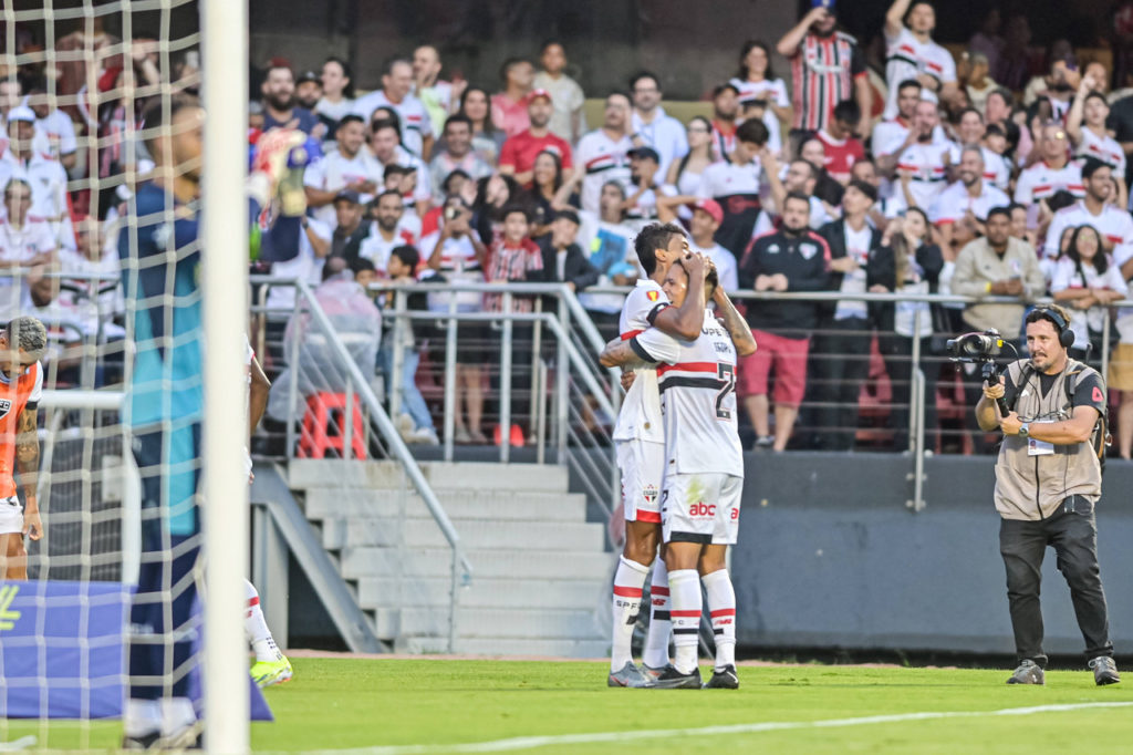 Luiz-Gustavo-São-Paulo-Jogo-imago1039654912h (1) Luiz Gustavo, do São Paulo, abraça o companheiro após marcar um gol com a camisa do clube.