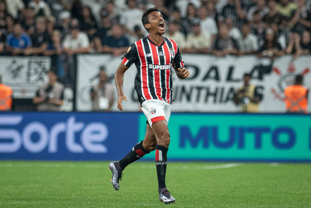 Luiz Gustavo, do São Paulo, comemora um gol com a camisa do clube pelo Campeonato Paulista,