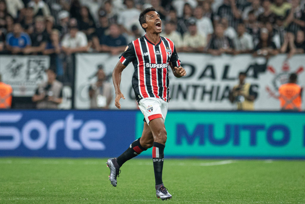 Luiz-Gustavo-São-Paulo-Jogo-imago1039813780h Luiz Gustavo, do São Paulo, comemora um gol com a camisa do clube pelo Campeonato Paulista,