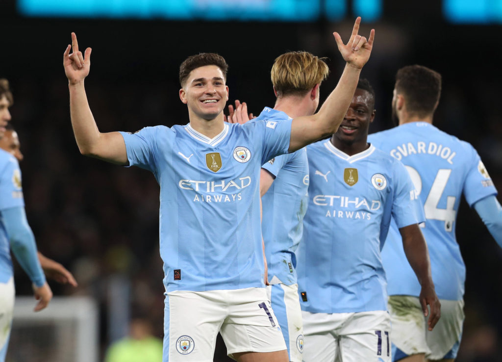 Julián-Álvarez-Manchester-City-Jogo-imago1039852722h Julián Álvarez, do Manchester City, comemora um dos gols do time pela Premier League.
