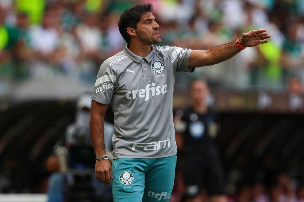 Técnico Abel Ferreira no comando do Palmeiras à beira do campo