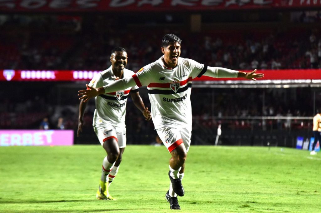 Zagueiro Alan Franco comemora gol do São Paulo pelo Paulistão