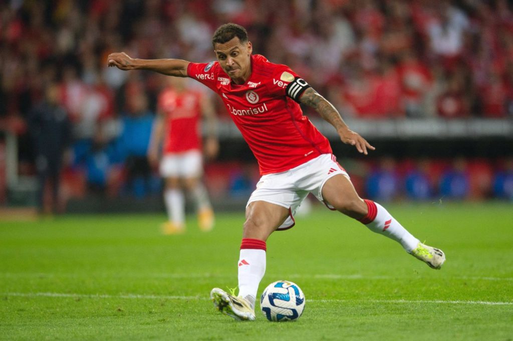 Alan-Patrick-Inter-jogo-imago1033889659h Meia Alan Patrick em jogo do Internacional