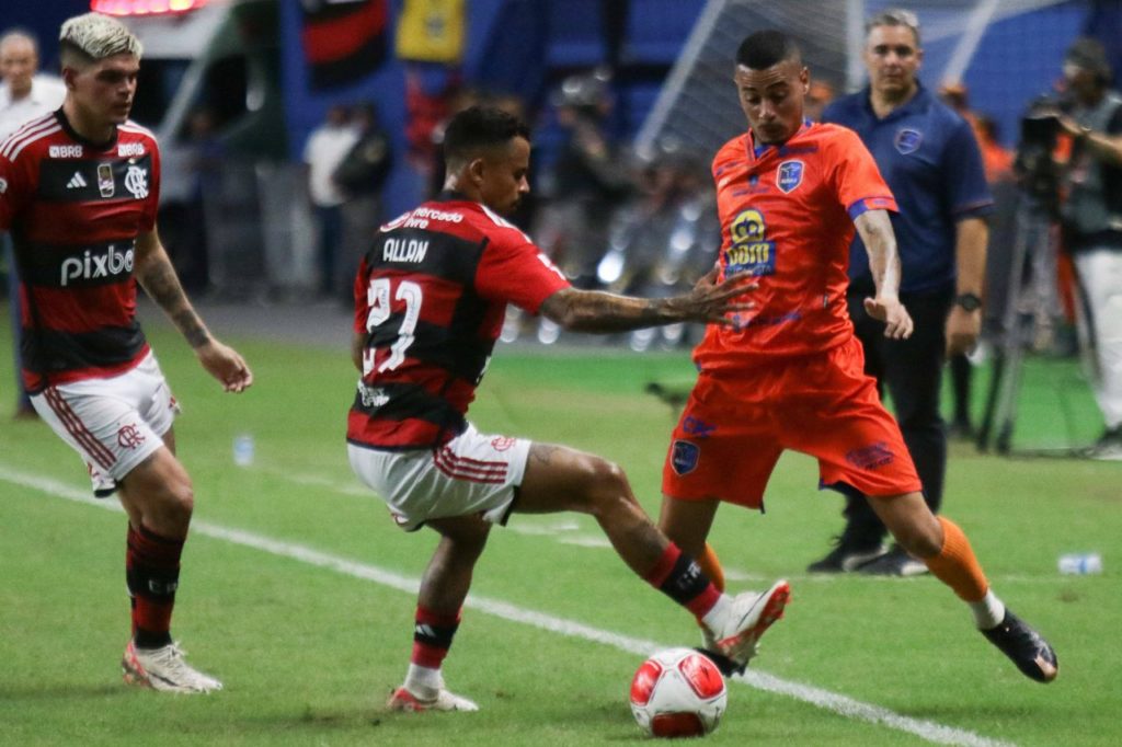 Allan-Flamengo-jogo-imago1039106231h Volante Allan em ação pelo Flamengo no Carioca