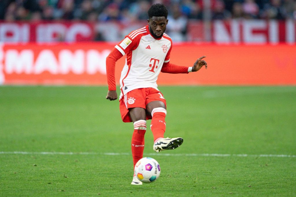 Alphonso-Davies-jogo-Bayern-imago1040026109h Lateral Aphonso Davies em ação pelo Bayern de Munique