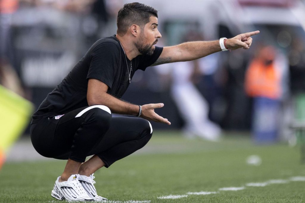 Antonio-Oliveira-técnico-Corinthians-imago1040394220h Treinador António Oliveira no comando do Corinthians no Paulistão