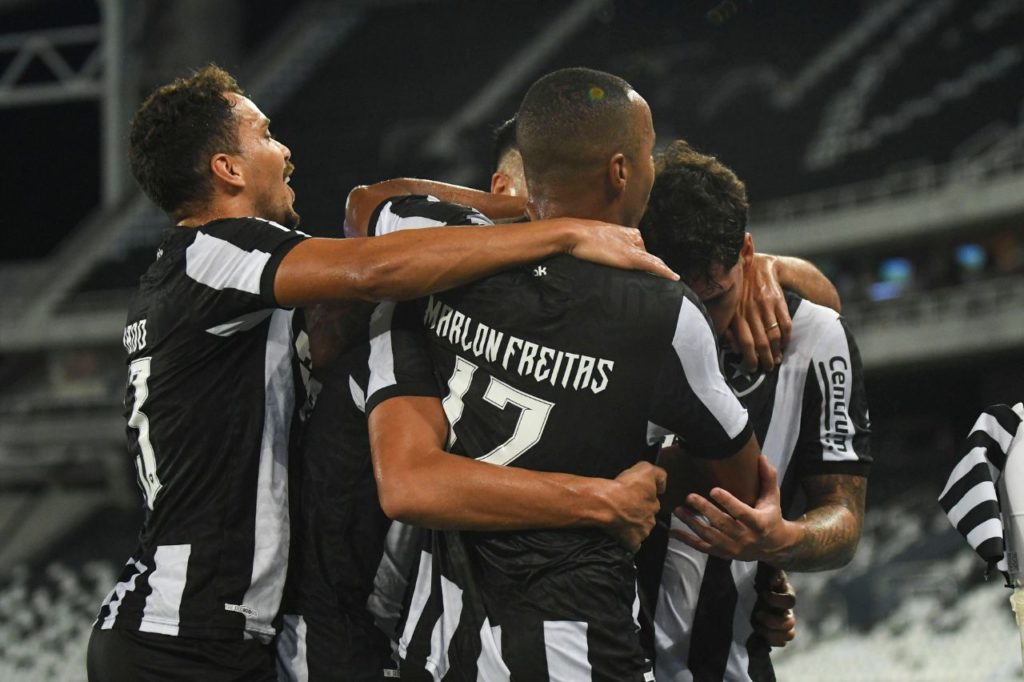 Jogadores do Botafogo comemoram gol no Carioca