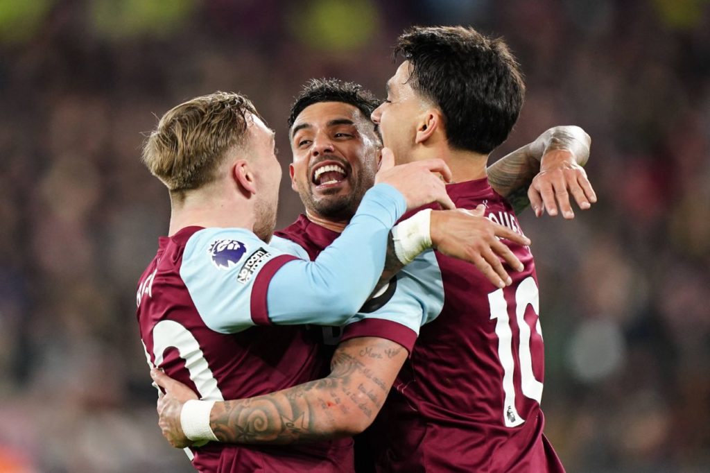 Bowen comemora com Emerson e Paquetá na vitória do West Ham pela Premier League
