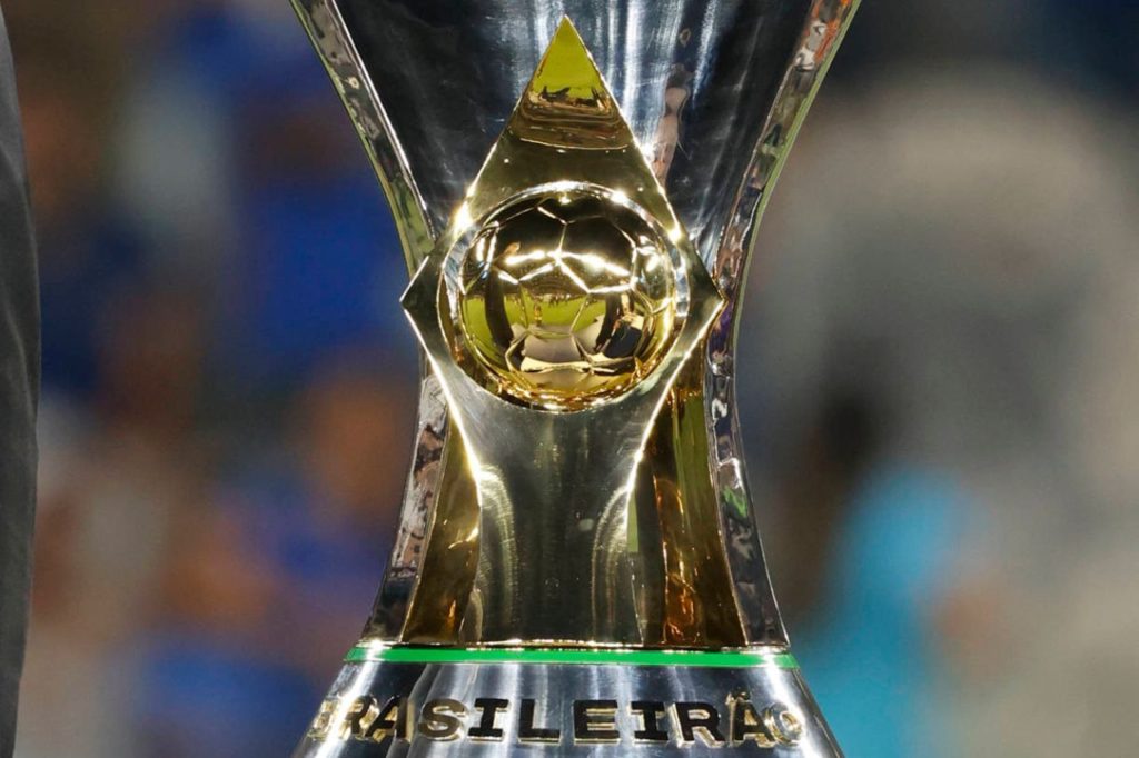 Brasileirão-troféu-imago1037743441h Taça do Brasileirão no detalhe